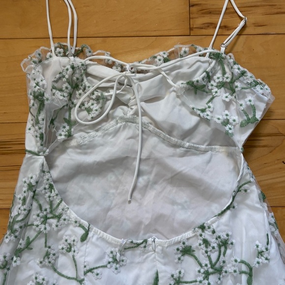 12th Tribe Croatian Coast White Floral Mini Dress Womens Size Large Open Back - Picture 6 of 7